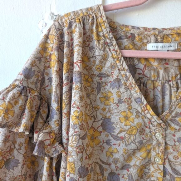 Free Assembly Women's Ruffle Blouse Large Yellow Beige Ruffle Sleeve Peasant - Picture 6 of 8